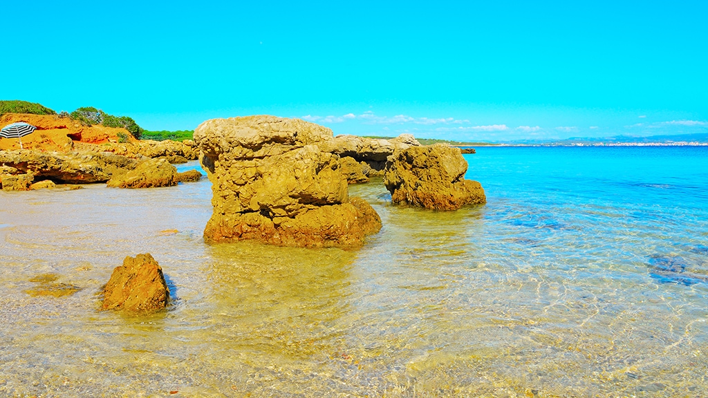 spiaggia lazzaretto riviera del corallo