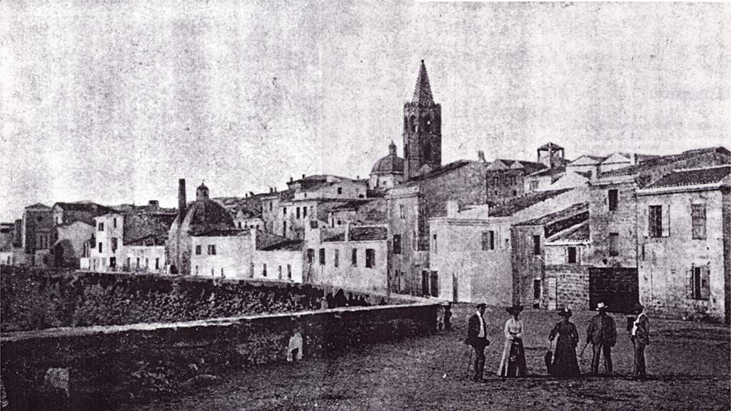 Foto storica Alghero con Chiesa San Michele sullo sfondo